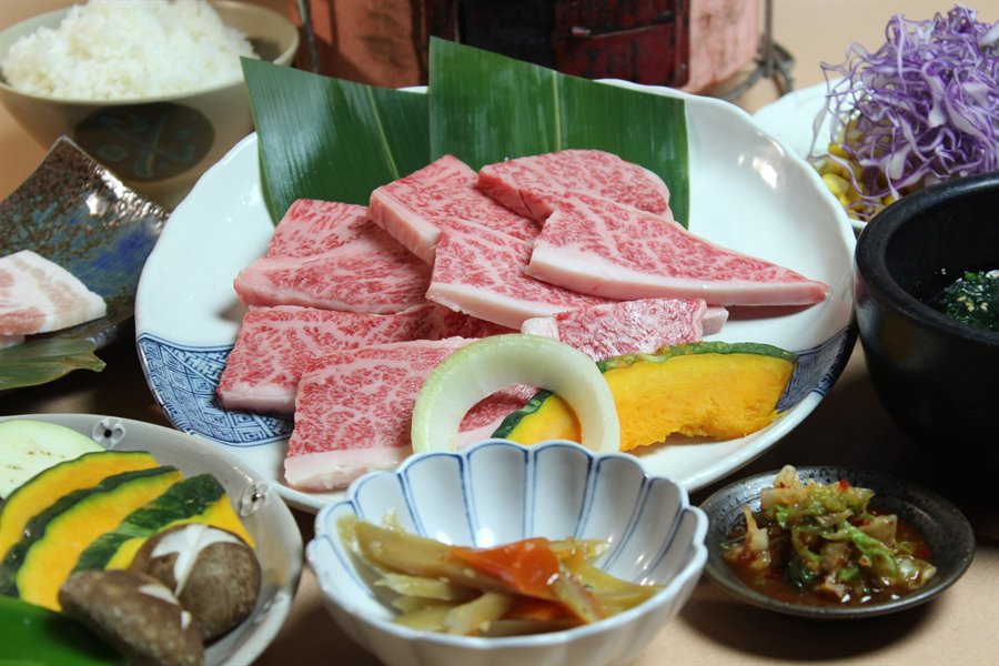 黒毛和牛ランチ 上ロース・上カルビの盛り合わせ、小鉢・ごはん・ナムル付き