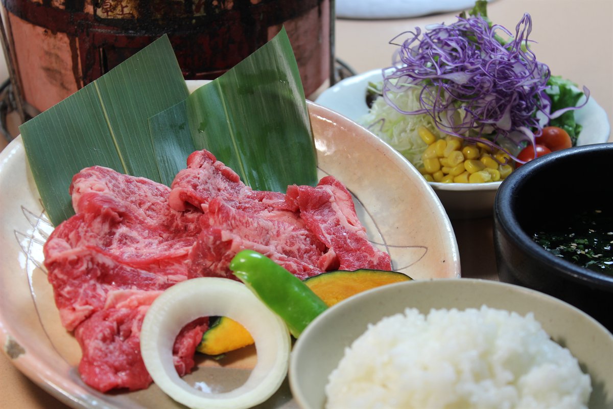 焼肉ランチ カルビの盛り合わせ、小鉢・サラダ・ごはん付き