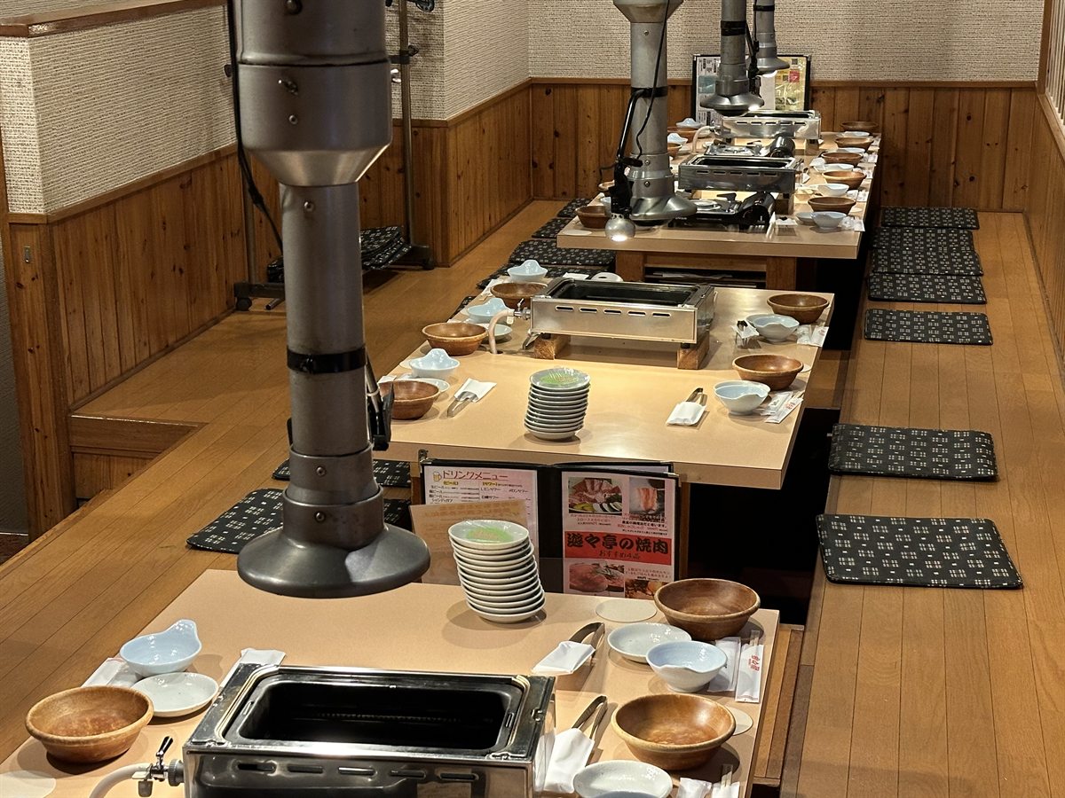 座敷・掘りごたつの宴会場。七輪を備えたテーブルが並ぶ広間